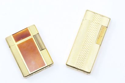 null Set of two lighters comprising :

- S.T. DUPONT. Lighter made of fluted gold...