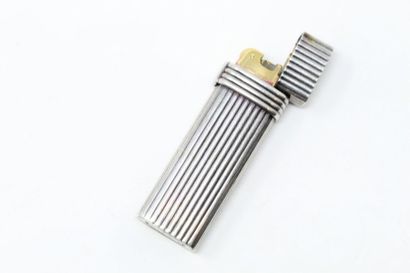 null Briquet en métal cannelé par christiant Dior Paris.
Haut. : 7 cm.