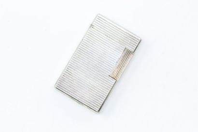 null S.T. DUPONT

Briquet rectangulaire en métal argenté canelé (micro-rayures d'usage,...