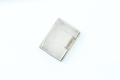 null S.T. DUPONT

Lighter in silver metal and guilloché.

Signed S.T. DUPONT, numbered...
