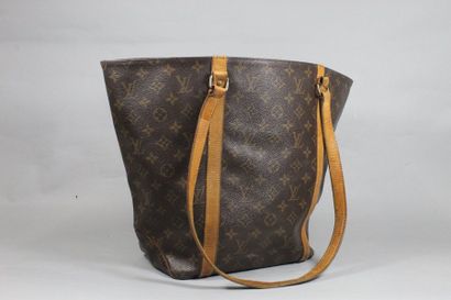 null LOUIS VUITTON 

Monogrammed chocolate leather bag with two large beige leather...