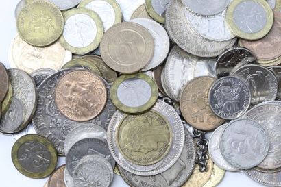 null Lot of various coins, French and foreign, some in silver.

Gross weight: 600...