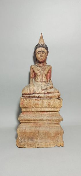 null BIRMANIE - XXe siècle

Bouddha en bois sculpté à traces de polychromie, figuré...