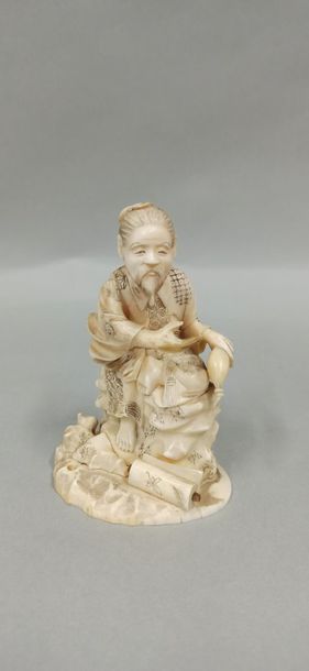 null JAPON, Epoque MEIJI (1868 - 1912),
Okimono en ivoire représentant un sage assis...