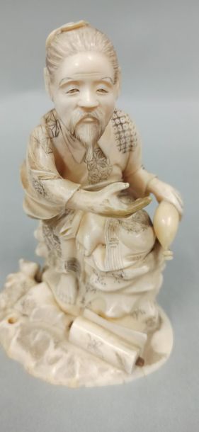  JAPON, Epoque MEIJI (1868 - 1912), Okimono en ivoire représentant un sage assis...
