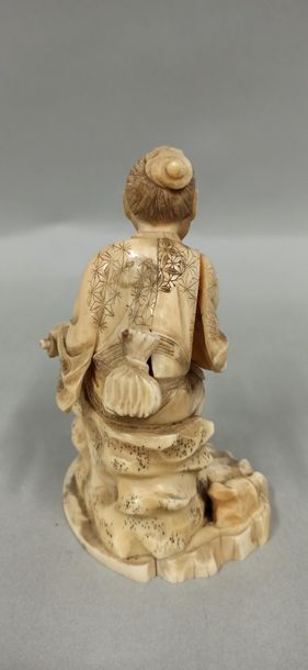  JAPON, Epoque MEIJI (1868 - 1912), Okimono en ivoire représentant un sage assis...