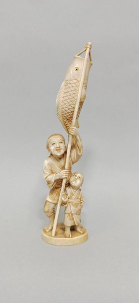 null JAPON - Epoque MEIJI (1868 - 1912)

Okimono en ivoire, homme et son fils tenant...