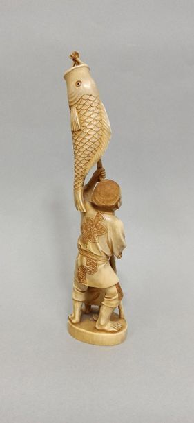 null JAPON - Epoque MEIJI (1868 - 1912)

Okimono en ivoire, homme et son fils tenant...