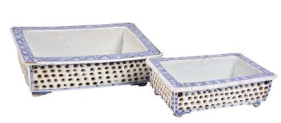  CHINE, XIXème siècle 
Deux jardinières de forme rectangulaire en porcelaine décorée...