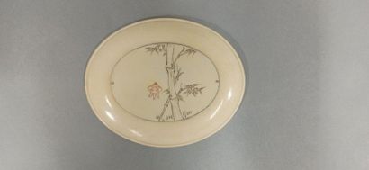 null JAPAN - MEIJI Period (1868 - 1912)

Small oval ivory tray with incised decoration...