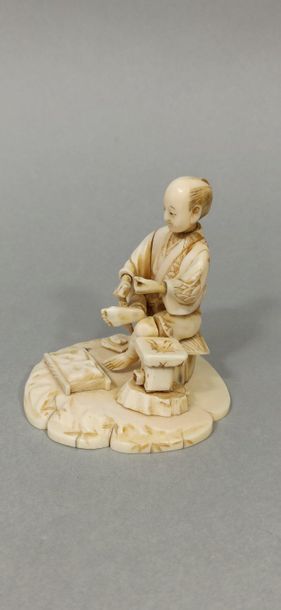  JAPON - Epoque MEIJI (1868 - 1912) 
Quatre petits okimono en dent, os et ivoire,...