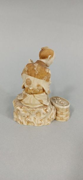  JAPAN - MEIJI Period (1868 - 1912) 
Four small okimono made of tooth, bone and ivory,...