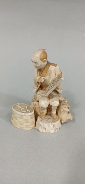  JAPAN - MEIJI Period (1868 - 1912) 
Four small okimono made of tooth, bone and ivory,...