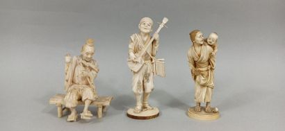 null JAPAN - MEIJI Period (1868 - 1912)

Three ivory okimono, musician playing the...