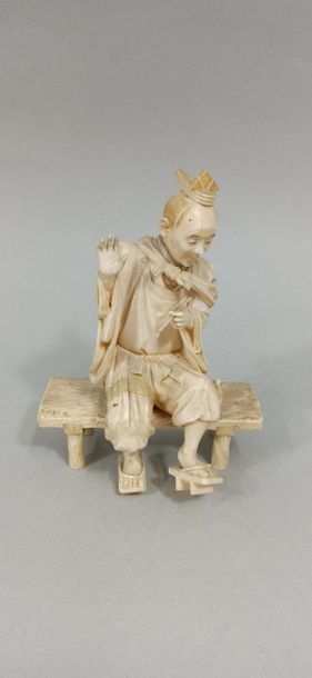 null JAPAN - MEIJI Period (1868 - 1912)

Three ivory okimono, musician playing the...