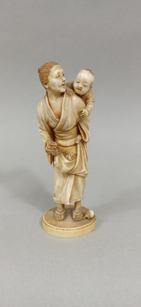 null JAPAN - MEIJI Period (1868 - 1912)

Three ivory okimono, musician playing the...