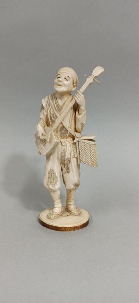 null JAPON - Epoque MEIJI (1868 - 1912)

Trois okimono en ivoire, musicien jouant...