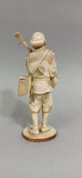 null JAPAN - MEIJI Period (1868 - 1912)

Three ivory okimono, musician playing the...