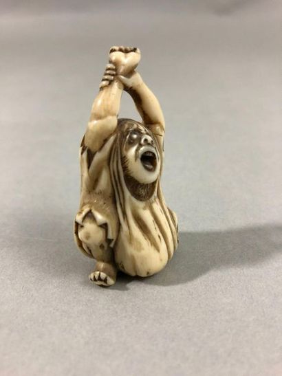 null JAPON - XIXe siècle

Netsuke en ivoire, Daruma s'étirant en sortant de sa méditation....