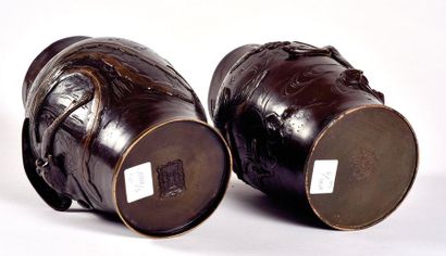 null JAPON, Epoque MEIJI (1868 - 1912)

Paire de vases en bronze à patine brune à...