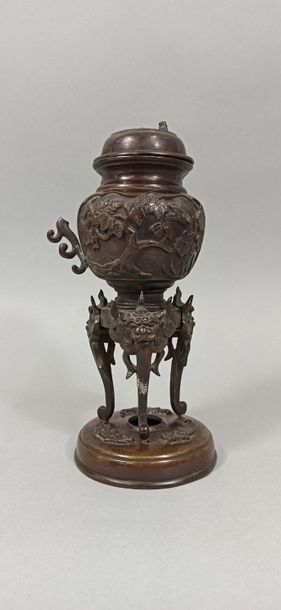 null JAPAN - MEIJI Period (1868 - 1912)

Bronze incense burner with a brown patina,...