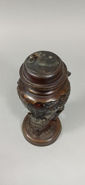 null JAPON - Epoque MEIJI (1868 - 1912)

Brûle-parfum en bronze à patine brune, à...