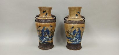 CHINA, Nanking - circa 1900 
Pair of beige cracked porcelain baluster vases decorated...