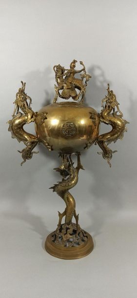 null VIETNAM - Early 20th century

Large globular bronze incense burner, resting...