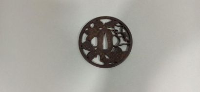 null JAPAN - EDO Period (1603 - 1868)

Iron maru gata with openwork decoration of...