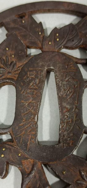 null JAPAN - EDO Period (1603 - 1868)

Iron maru gata with openwork decoration of...