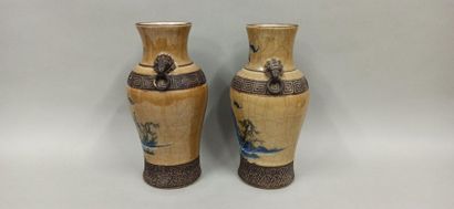  CHINA, Nanking - circa 1900 
Pair of beige cracked porcelain baluster vases decorated...