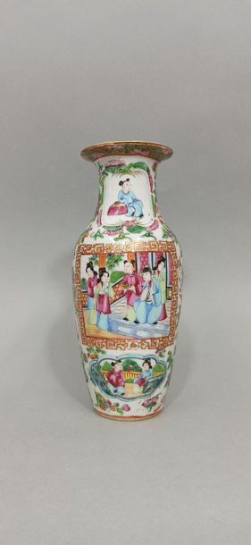 null CHINE, Canton - Vers 1900

Petit vase balustre à col évasé en porcelaine à décor...