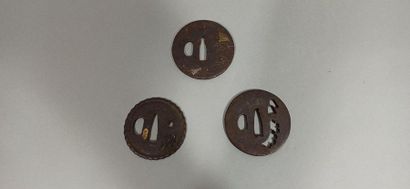 null JAPAN - EDO Period (1603 - 1868)

Three tsuba:

-iron maru gata decorated with...