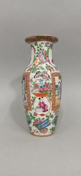 null CHINE, Canton - Vers 1900

Petit vase balustre à col évasé en porcelaine à décor...