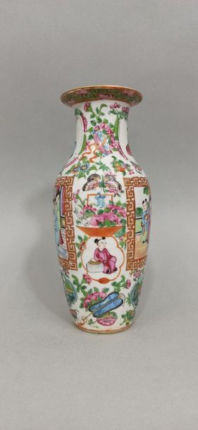 null CHINA, Canton - circa 1900

Small baluster vase with flared neck in porcelain...