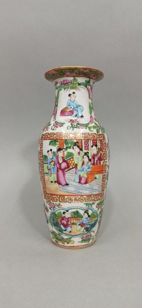  CHINA, Canton - circa 1900 
Small baluster vase with flared neck in porcelain decorated...