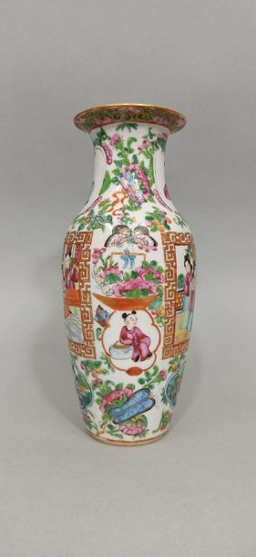 null CHINE, Canton - Vers 1900

Petit vase balustre à col évasé en porcelaine à décor...