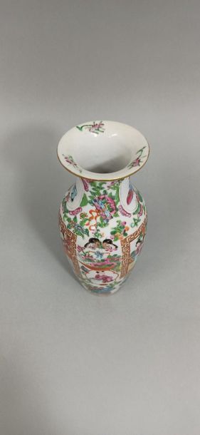  CHINA, Canton - circa 1900 
Small baluster vase with flared neck in porcelain decorated...