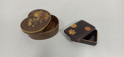 null JAPAN - 20th century

Small bronze kidney-shaped box with brown patina, decorated...