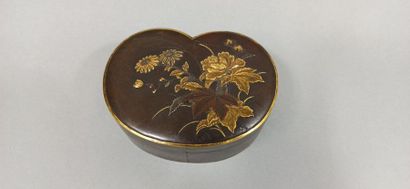 null JAPON - XXe siècle

Petite boite reiniforme en bronze à patine brune, à décor...