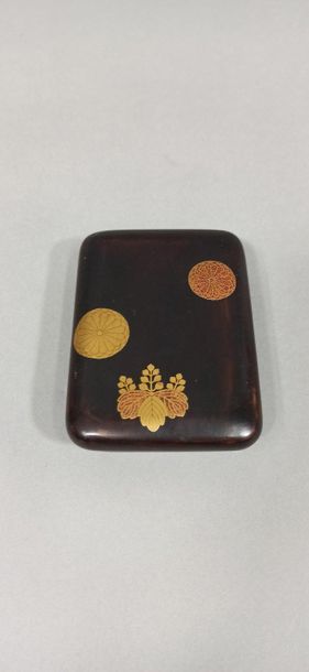  JAPAN - 20th century 
Small bronze kidney-shaped box with brown patina, decorated...
