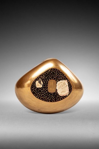 null JAPAN - 19th century

Kobako in kinji lacquer in the shape of a shell, decorated...