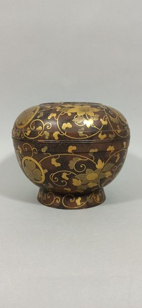 null JAPAN - MEIJI Period (1868 - 1912)

Nashiji lacquer lenticular box on a stand,...