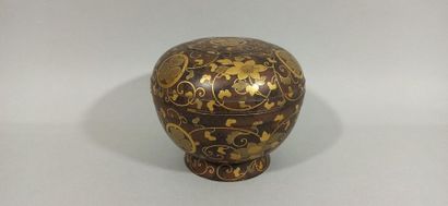  JAPAN - MEIJI Period (1868 - 1912) 
Nashiji lacquer lenticular box on a stand, decorated...