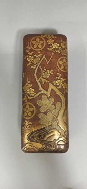 null JAPON - XIXe siècle

Fubako ( boite à lettres) en laque nashiji, à décor en...