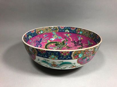  CHINA, 20th century 
Porcelain cup in the taste of the rose family; decorated with...