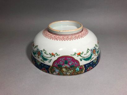 null CHINA, 20th century 
Porcelain cup in the taste of the rose family; decorated...