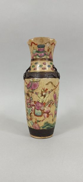  CHINA, Nanking - 20th century 
Small porcelain vase decorated with polychrome enamels...
