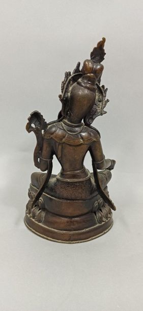  TIBET - Vers 1900 
Statuette de tara en bronze à patine brune, assise le pied posé...