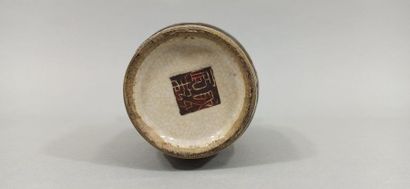 null CHINE, Nankin - XXe siècle

Petit vase en porcelaine à décor en émaux polychromes...